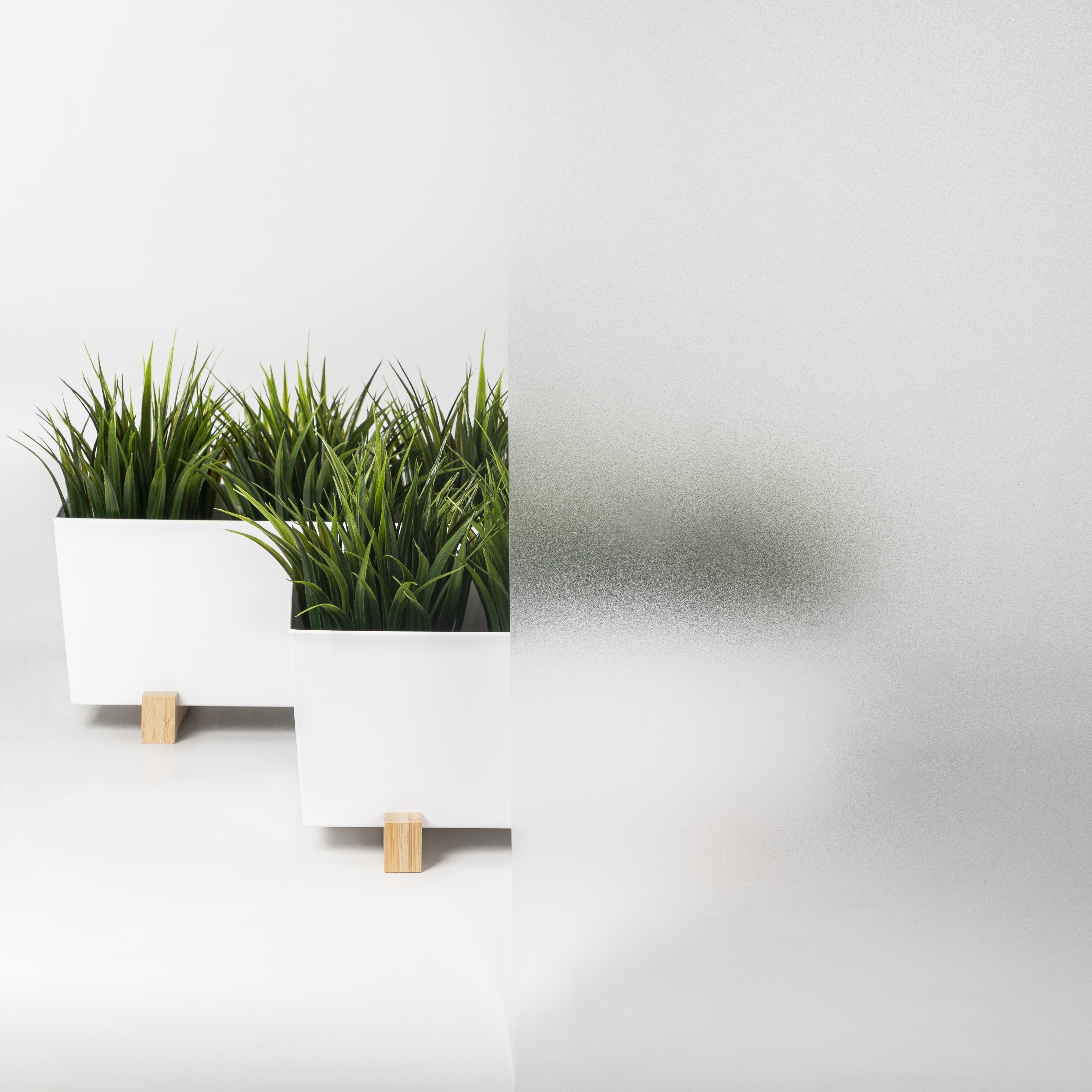 Folie statica decorativa cu model floral pe fereastra